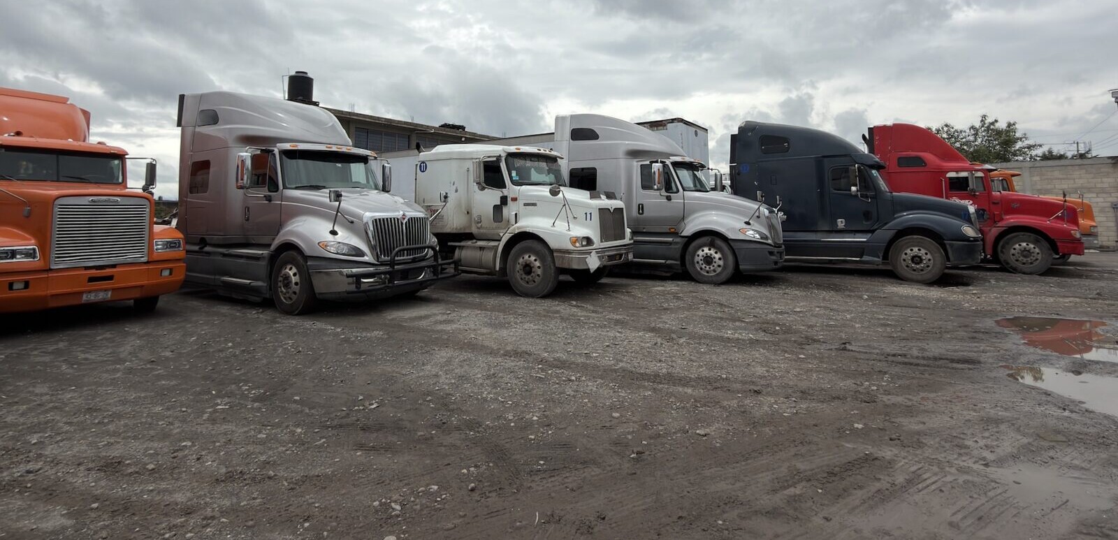 Parte de la flota de JPeña Transportes